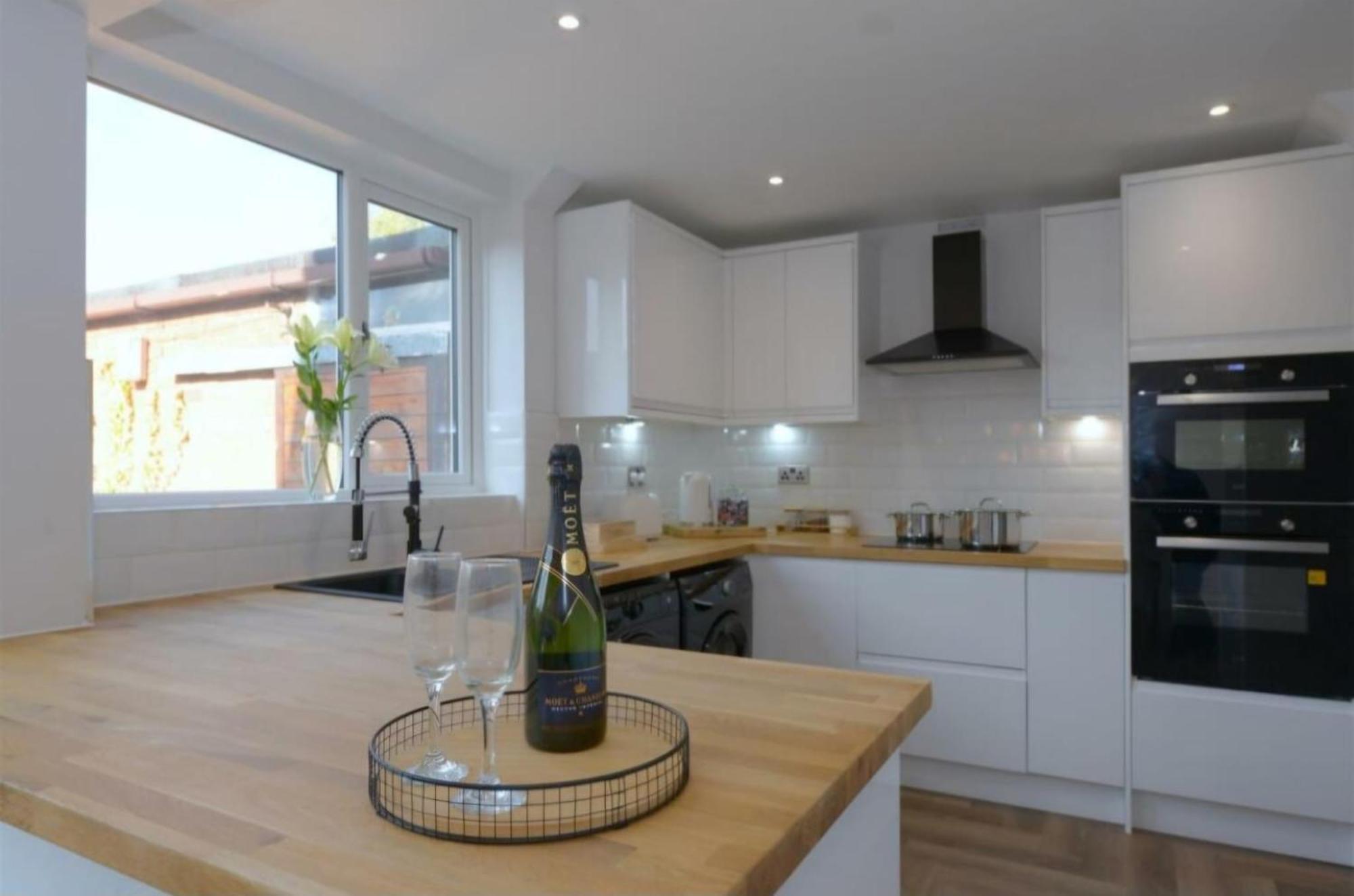 Modern 3 Bedroom Property With Free Driveway Parking By Shire Stays Shrewsbury Eksteriør billede