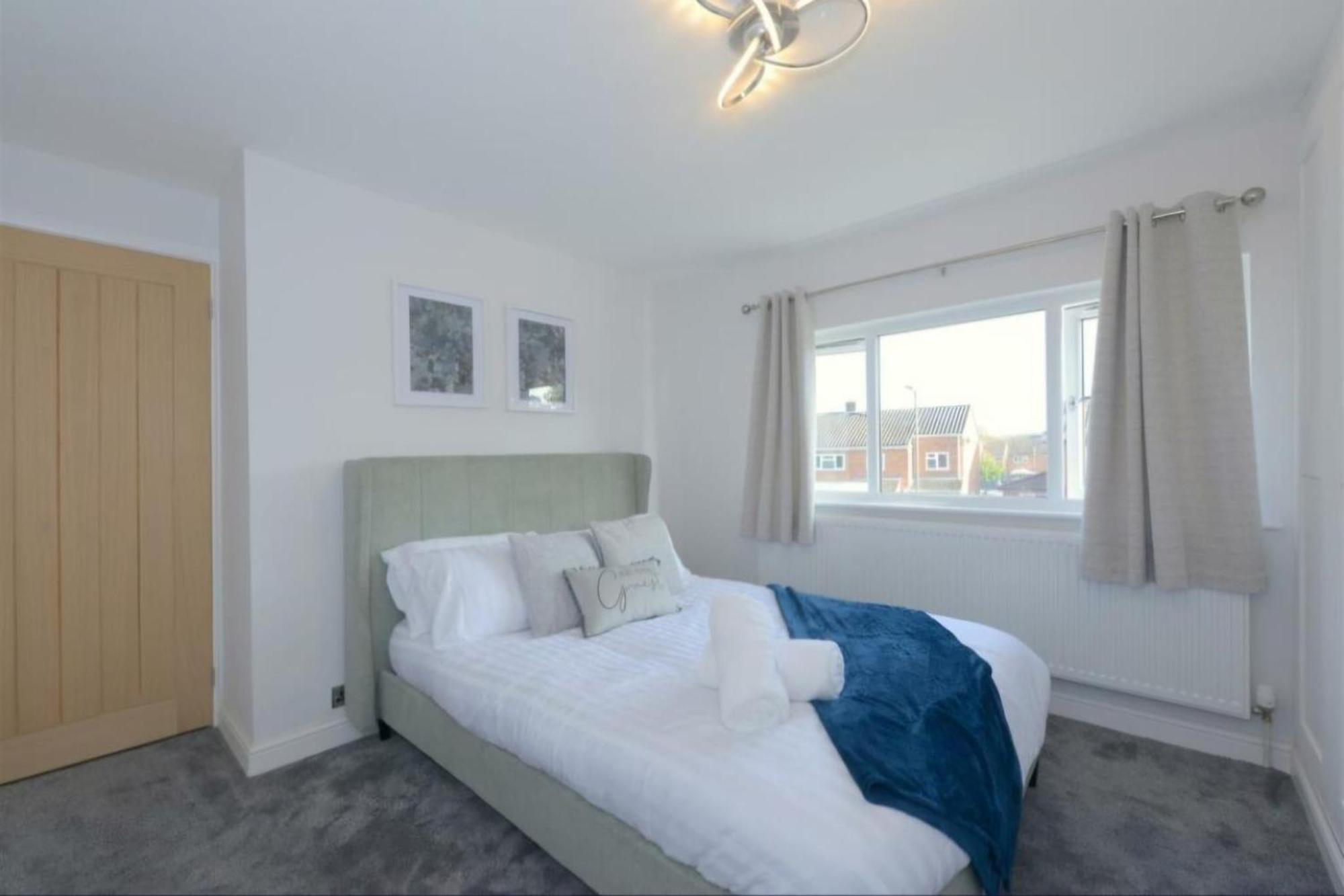 Modern 3 Bedroom Property With Free Driveway Parking By Shire Stays Shrewsbury Eksteriør billede