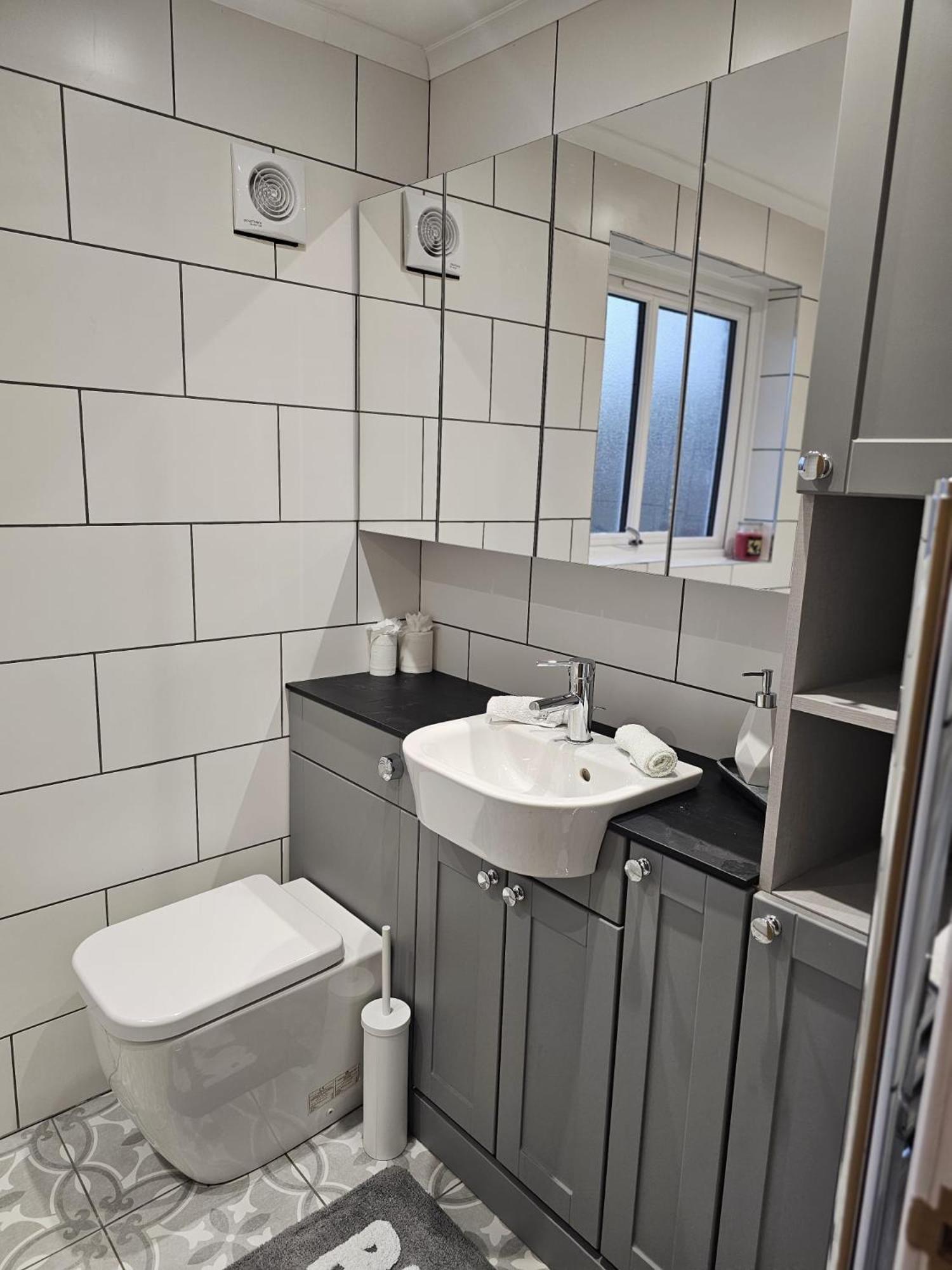 Modern 3 Bedroom Property With Free Driveway Parking By Shire Stays Shrewsbury Eksteriør billede